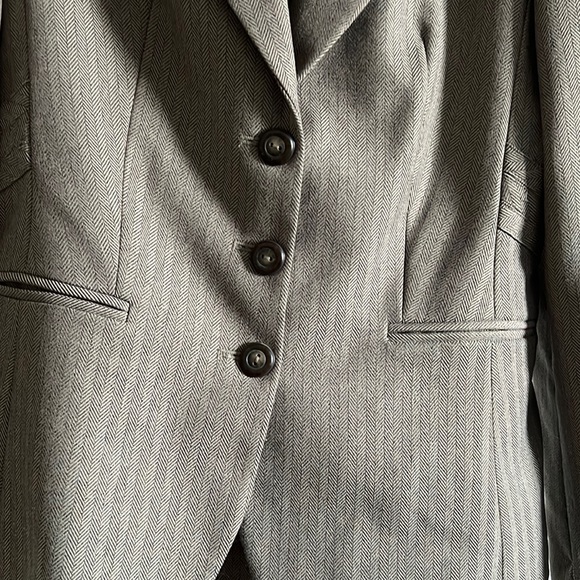 LEVINE CLASSICS Jackets & Blazers - Tan brown business pant suit. Size 6. LEVINE CLASSICS brand. Polyester.